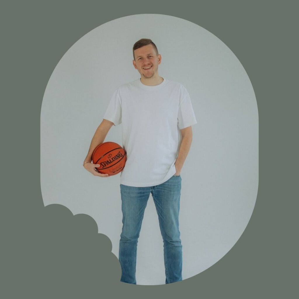 Timo Matthies mit einem Basketball in der Hand